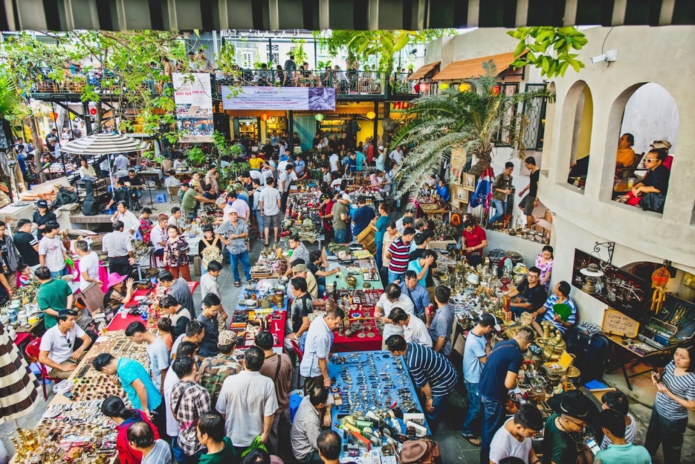 This market offers countless fascinating items, from antique clocks to old maps bearing historical marks